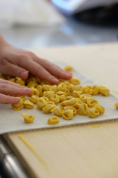 Making tortelloni